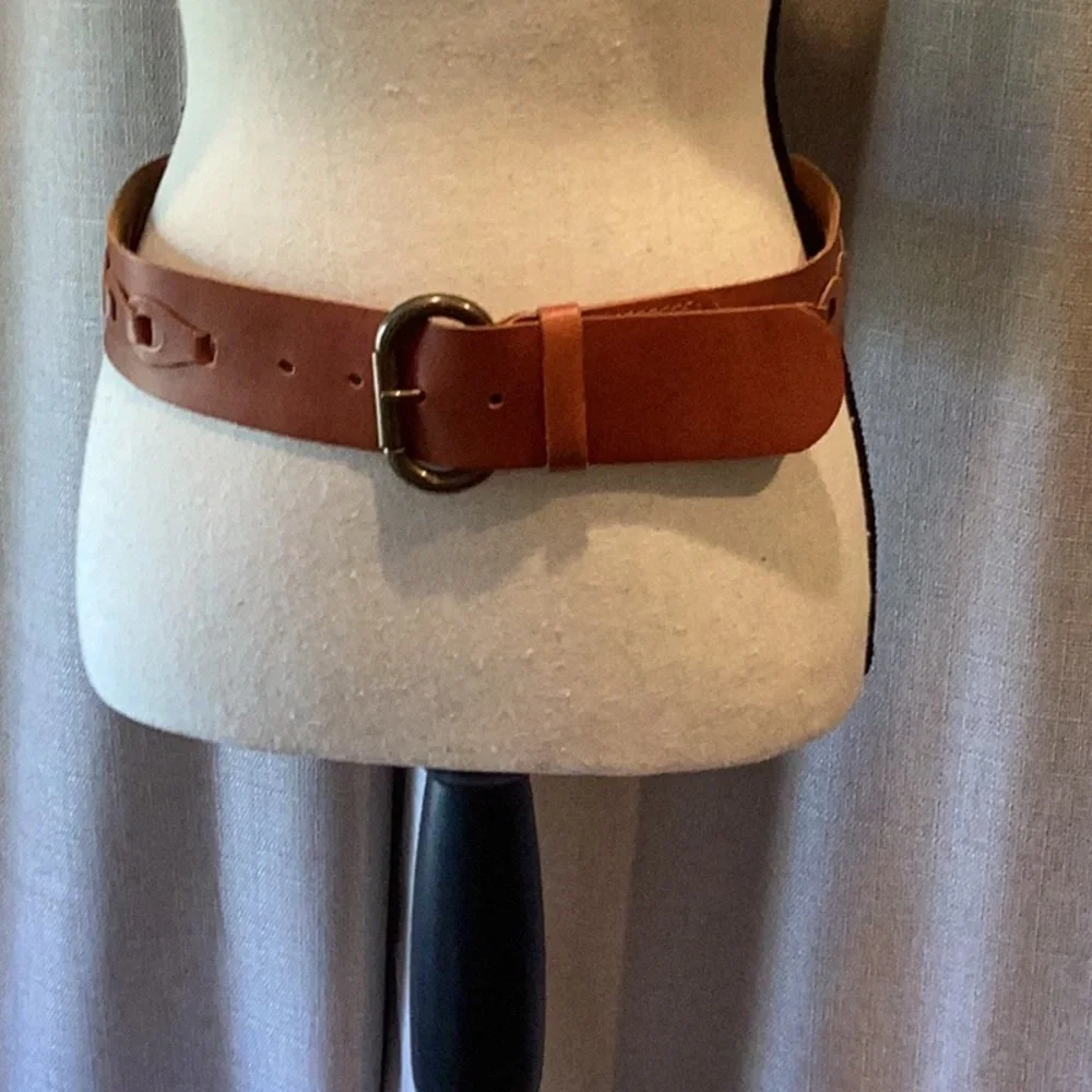 Womens detailed 2 inch wide brown leather belt. - Picture 2 of 4